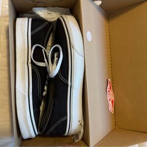 Black women’s Vans size 8